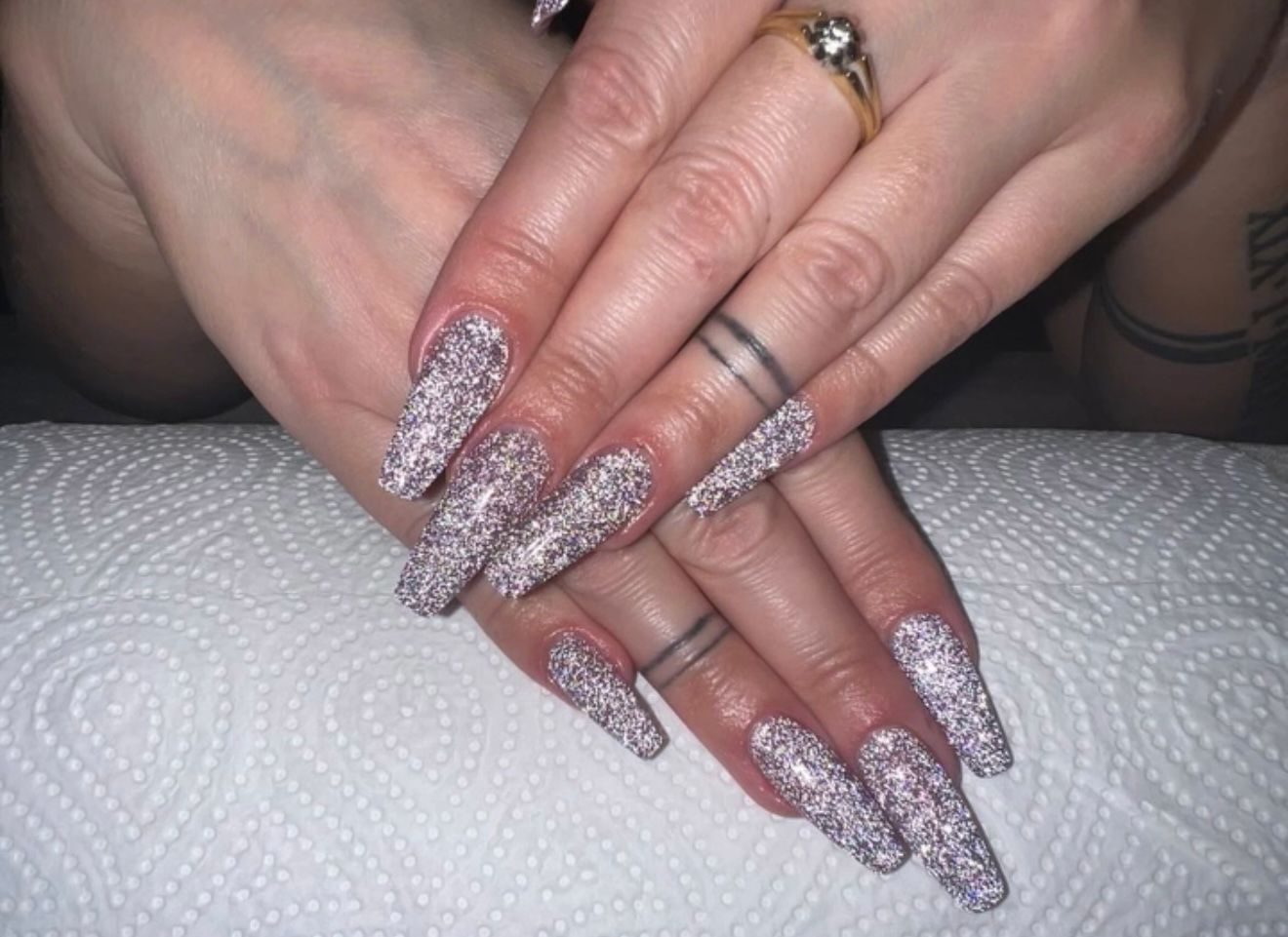 Glitter Gel-Nägel Essen – Nagelstudio Tattoo & Beauty by Ally
