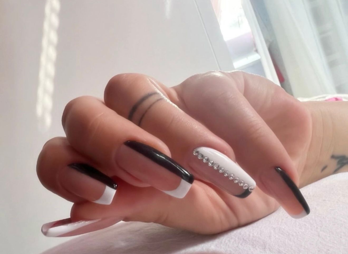 Schwarz-Weiß French mit Steinen – Nageldesign Essen