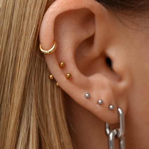 Professionelles Piercing – Gold- und Silberschmuck am Ohr