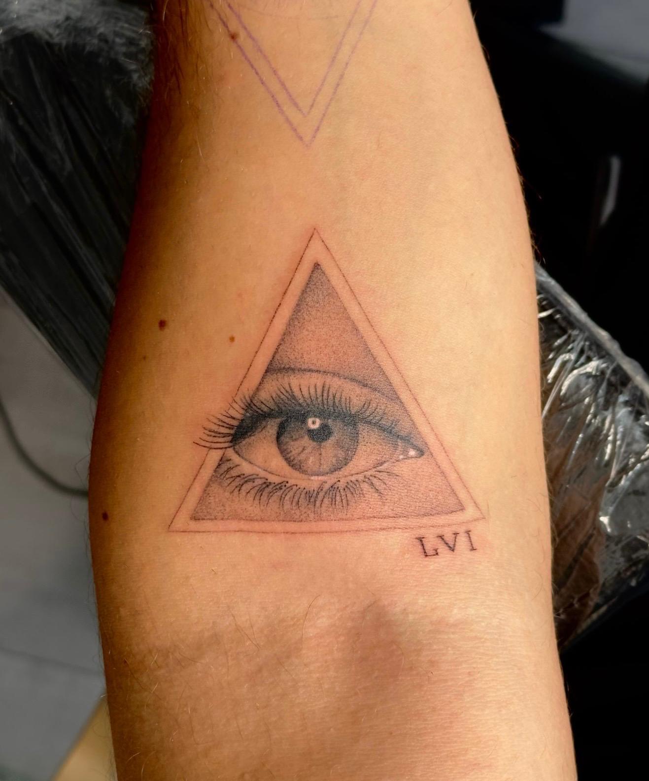 Fine Line Allsehendes Auge im Dreieck mit römischen Ziffern