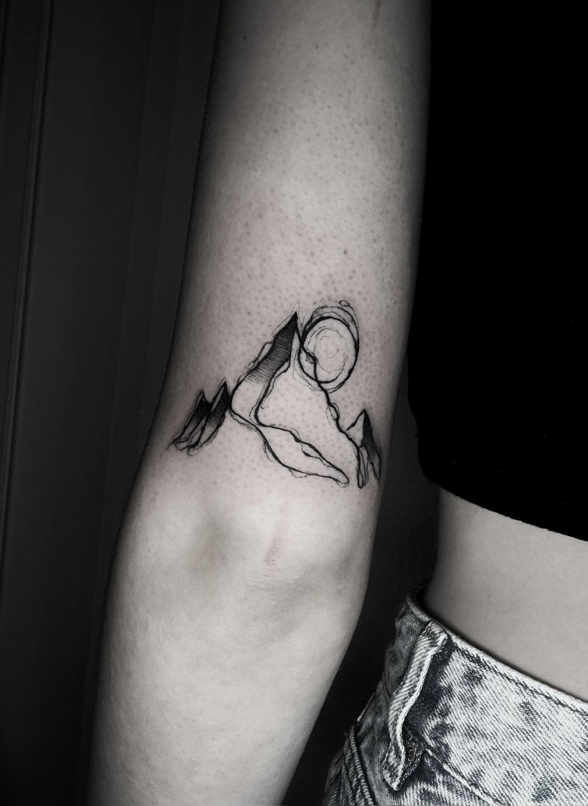 Fine Line Berglandschaft mit Sonne, Unterarm-Tattoo