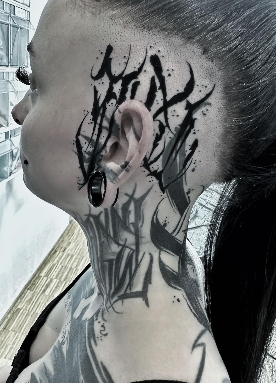 Blackwork Kalligrafie-Gesicht und Hals-Tattoo, Seitenansicht