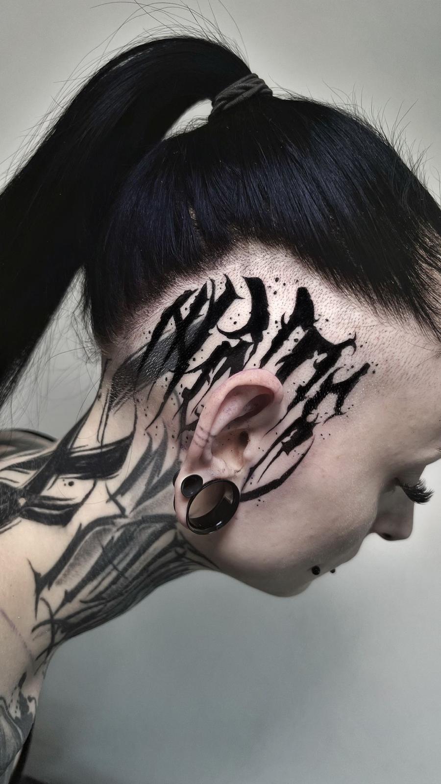 Blackwork Kalligrafie Kopf-Tattoo, Frontansicht