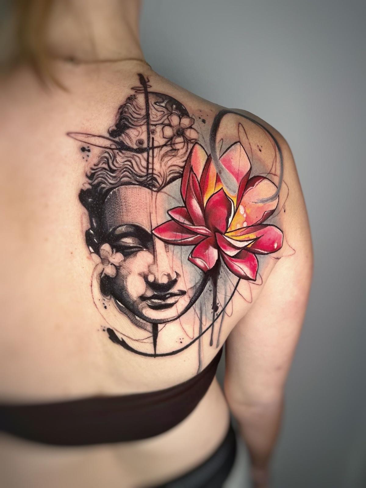 Realistisches Buddha-Gesicht mit farbiger Lotusblüte, Schulter-Tattoo