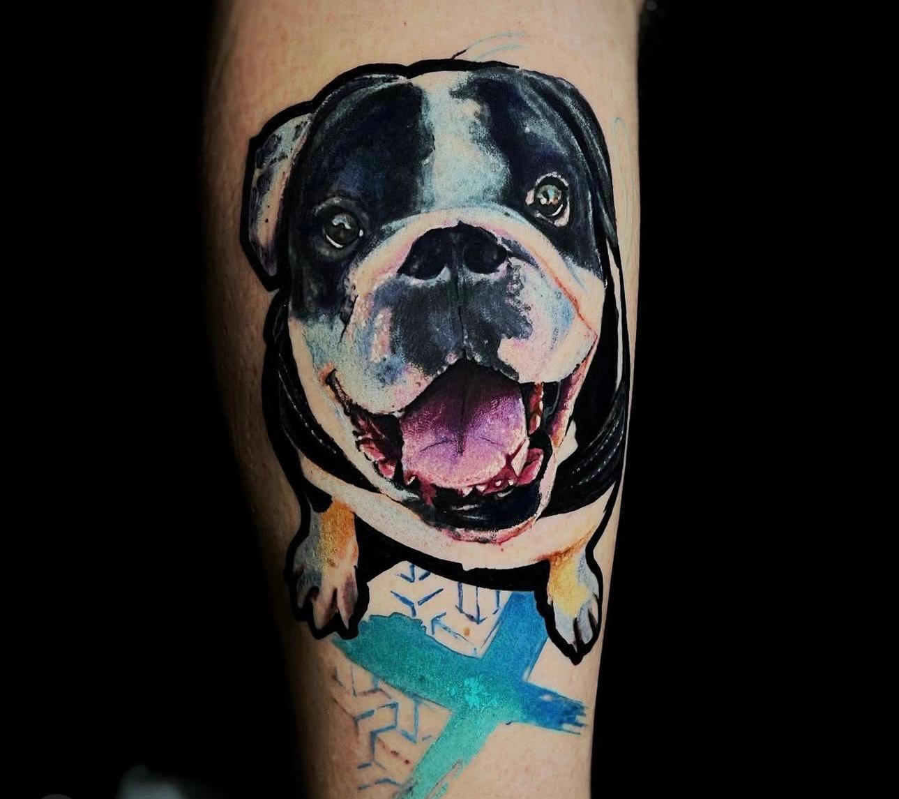Realistisches Bulldoggen-Portrait, Farb-Tattoo am Unterarm