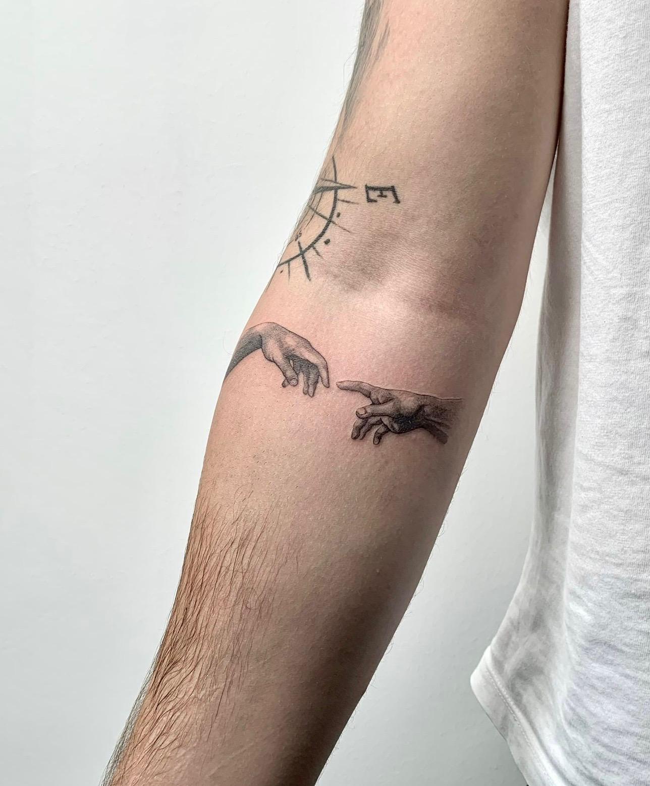 Fine Line Schöpfung-Hände nach Michelangelo, Unterarm