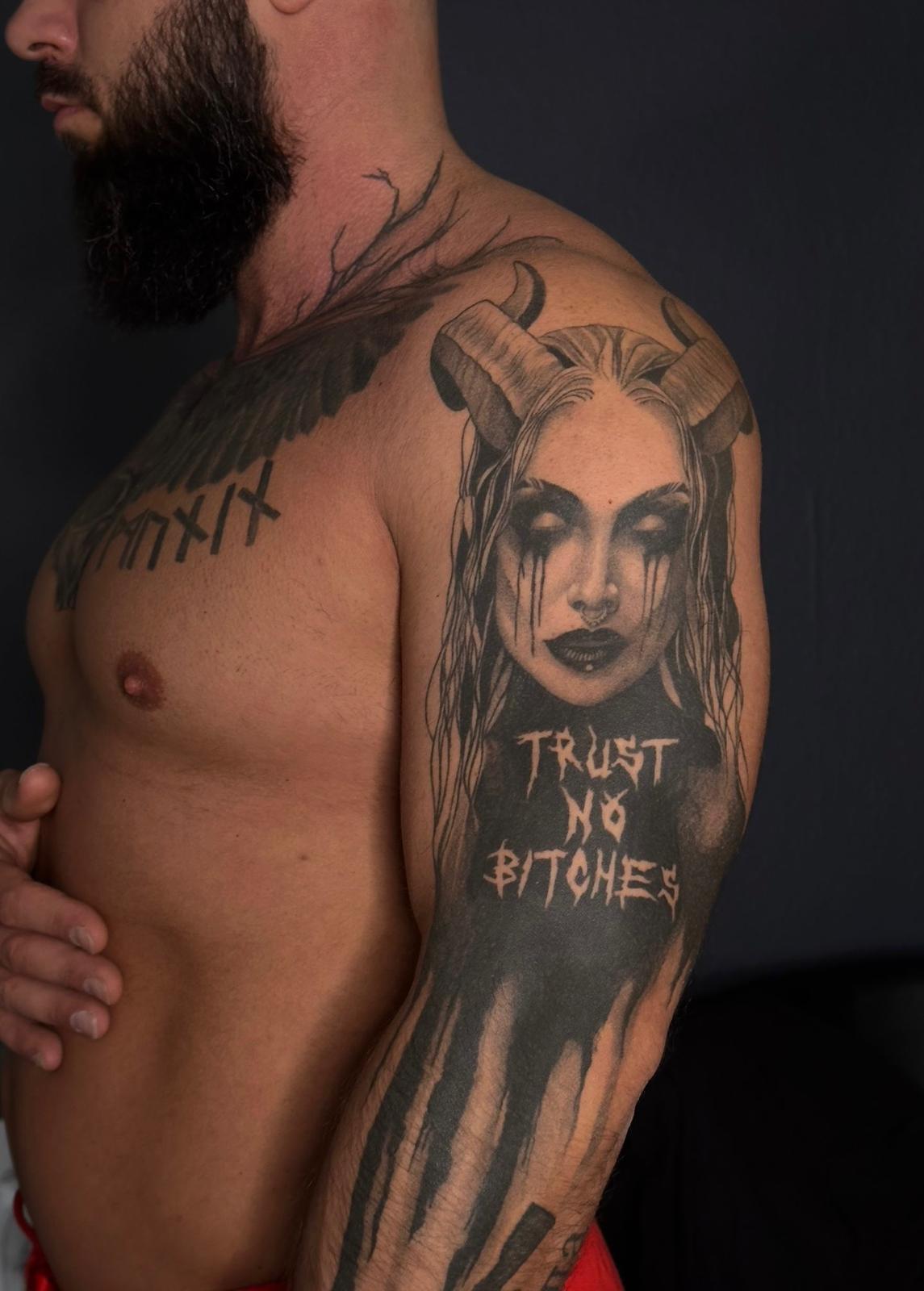 Dark-Art Frauenportrait mit Hörnern, Schulter-Sleeve