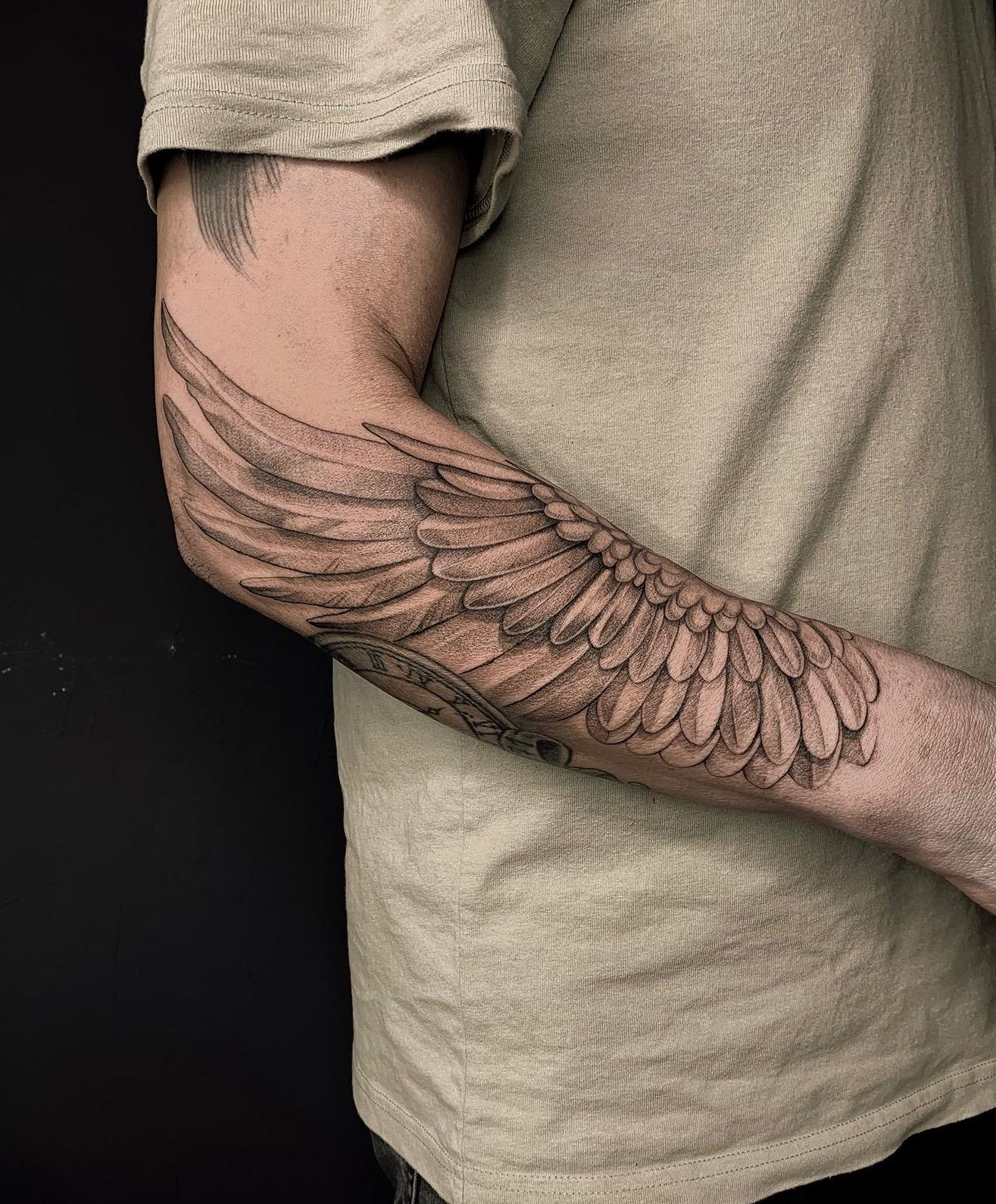 Detaillierter Adlerflügel als Arm-Sleeve, schwarz-grau