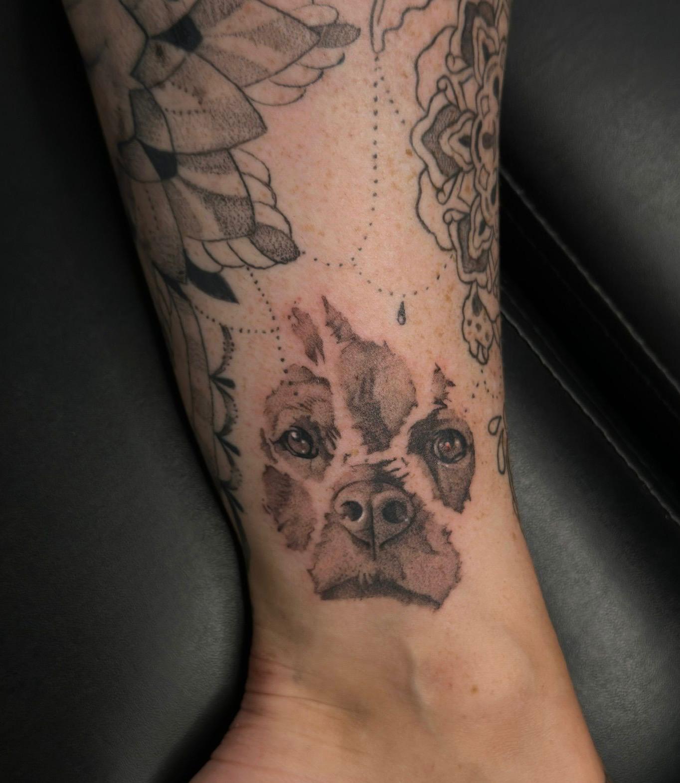 Feines Hunde-Portrait am Knöchel, Fine Line