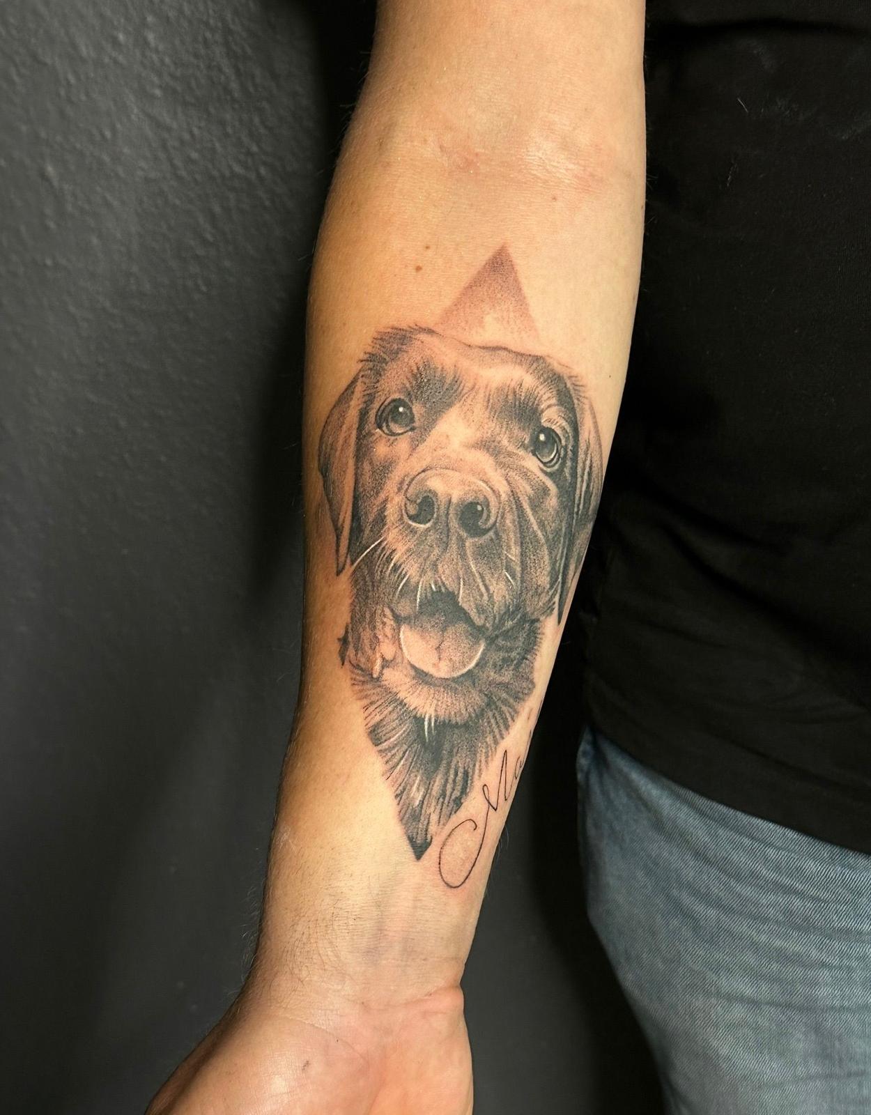 Realistisches Labrador-Portrait, Unterarm-Tattoo