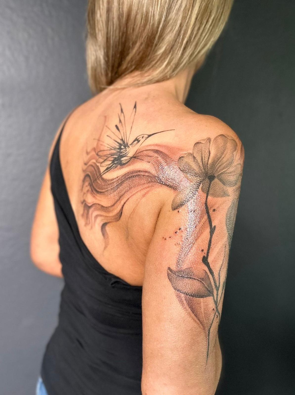 Fine Line Kolibri mit Blume, Rücken-Schulter-Tattoo