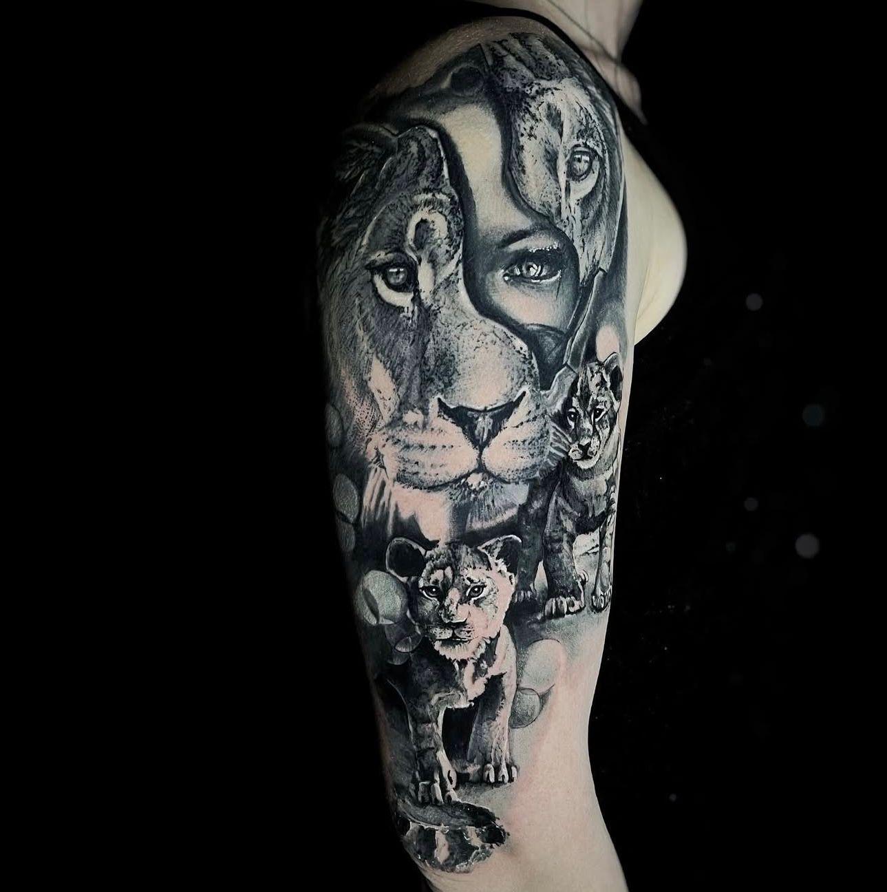 Realistisches Löwin-mit-Jungtieren Sleeve, Oberarm schwarz-grau