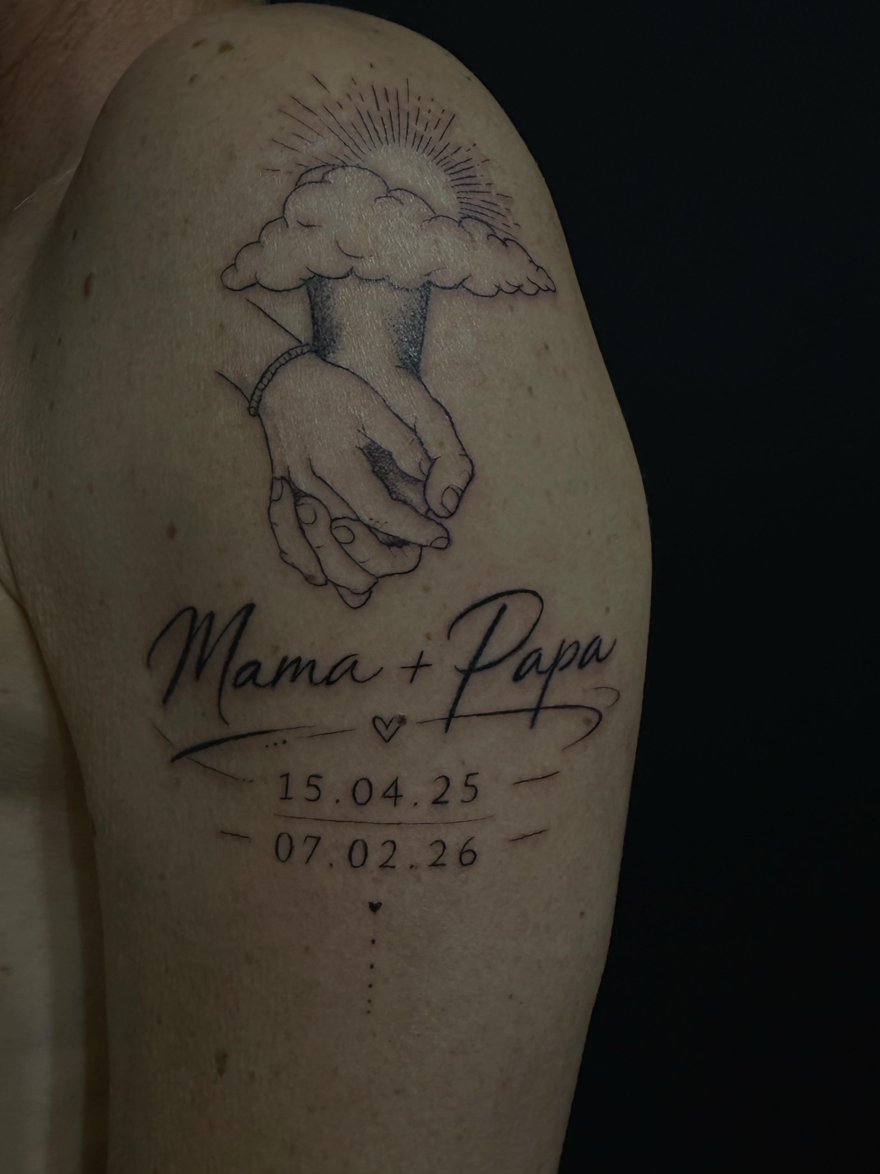 Fine Line Mama + Papa Tattoo mit Händen und Wolke, Schulter