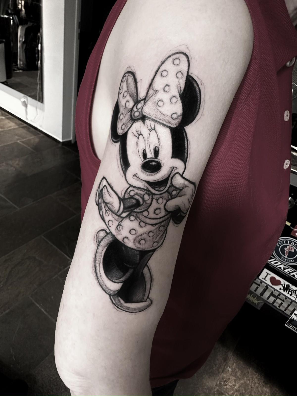 Realistisches Minnie Mouse Tattoo, Oberarm