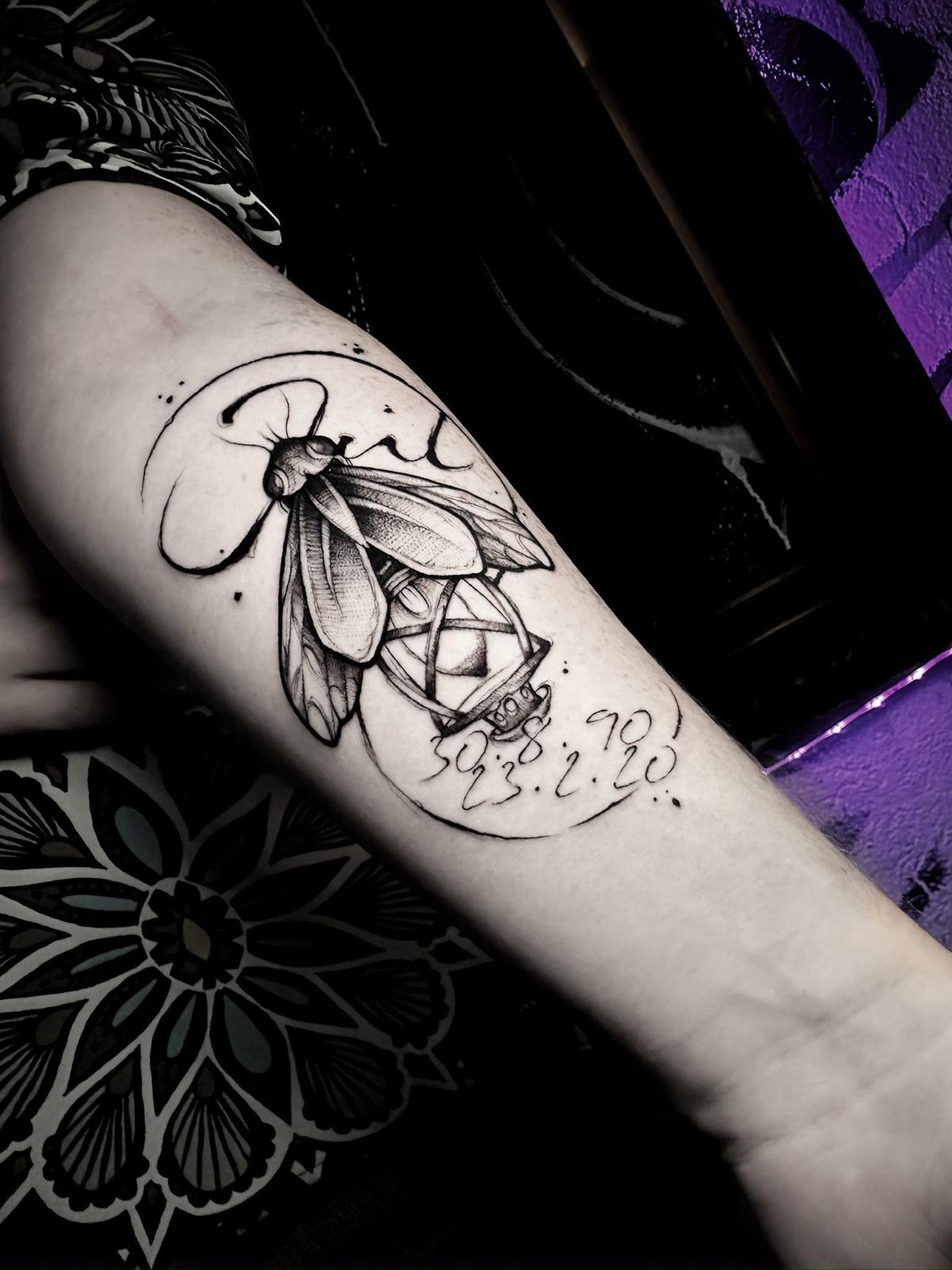 Fine Line Motte mit Diamant-Anhänger, Unterarm-Tattoo