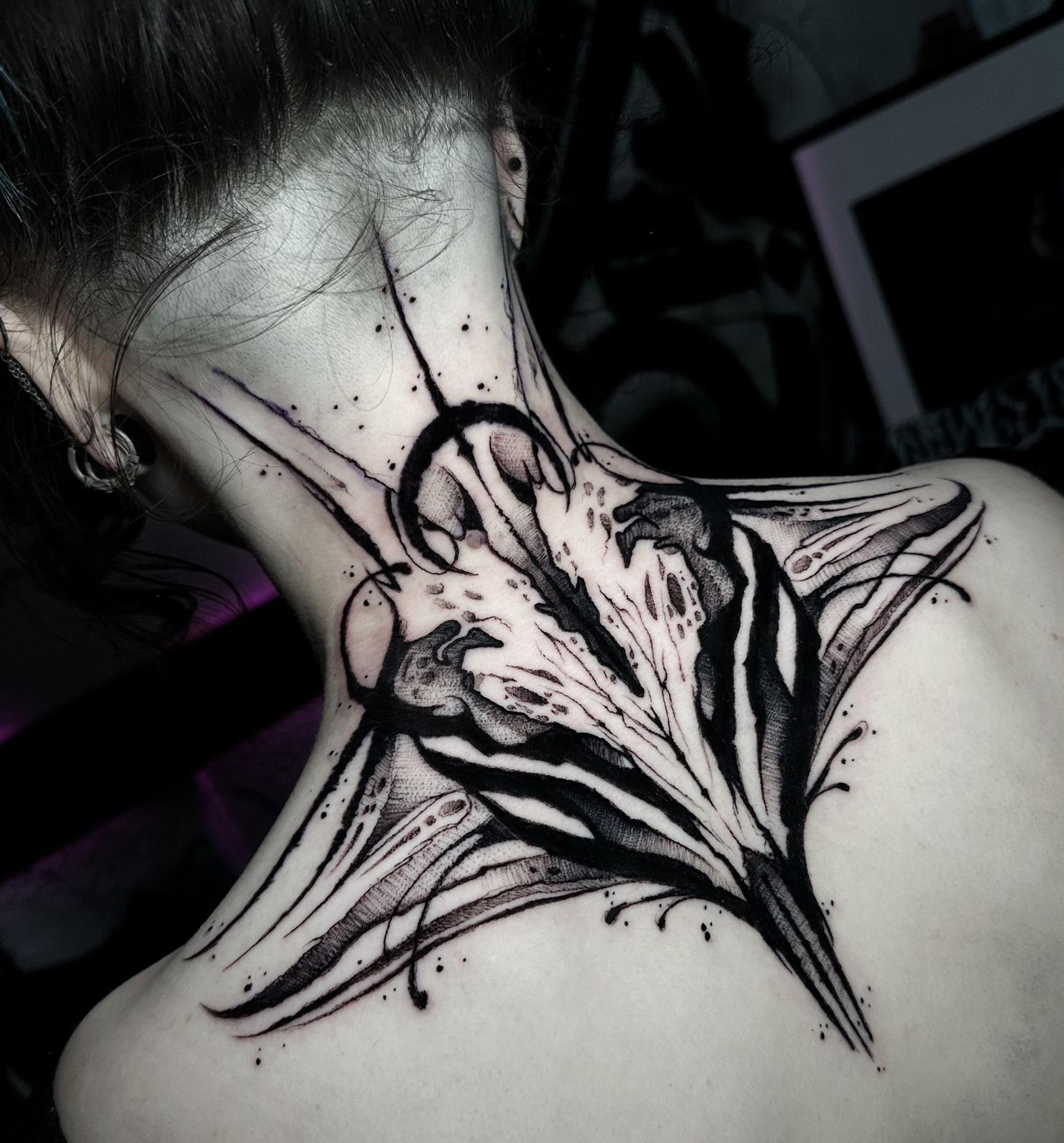 Blackwork Tierschädel-Nackentattoo mit abstrakten Linien