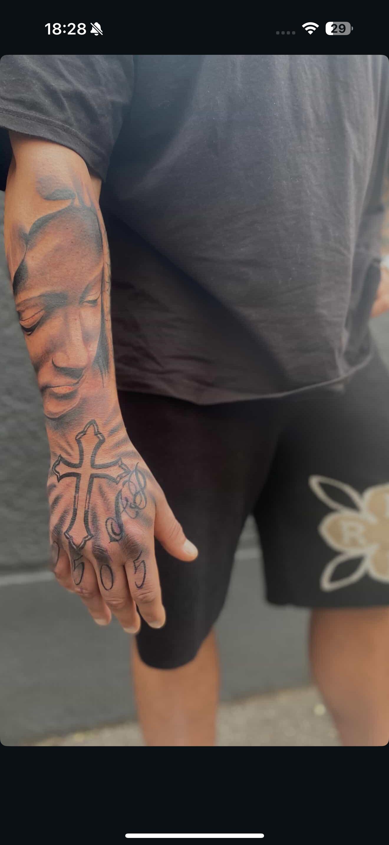 Realistisches Portrait mit Kreuz, Arm-Tattoo