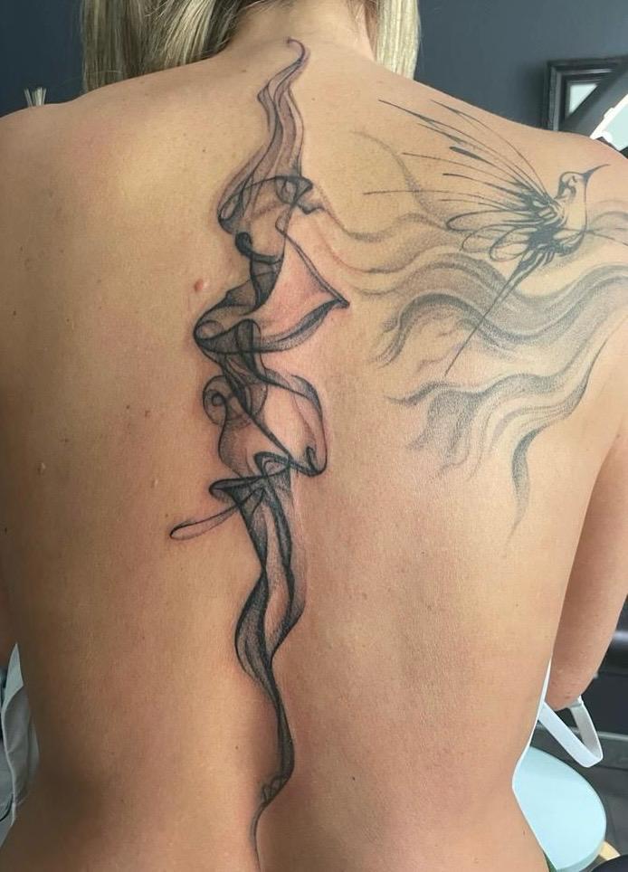 Fine Line Rauch-Ribbon als Wirbelsäulen-Tattoo, Rücken