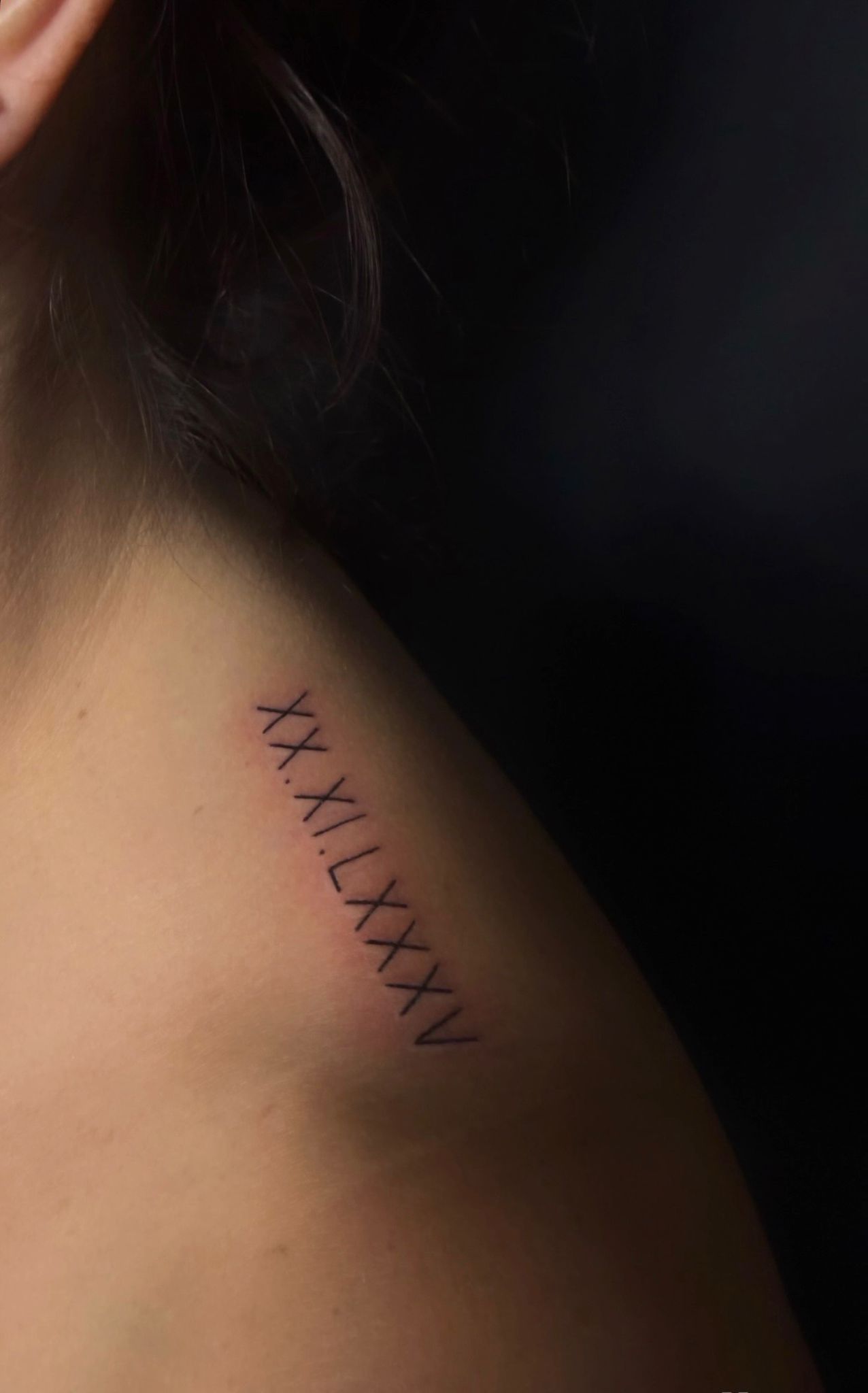 Zarte römische Ziffern als Hals-Tattoo, Fine Line