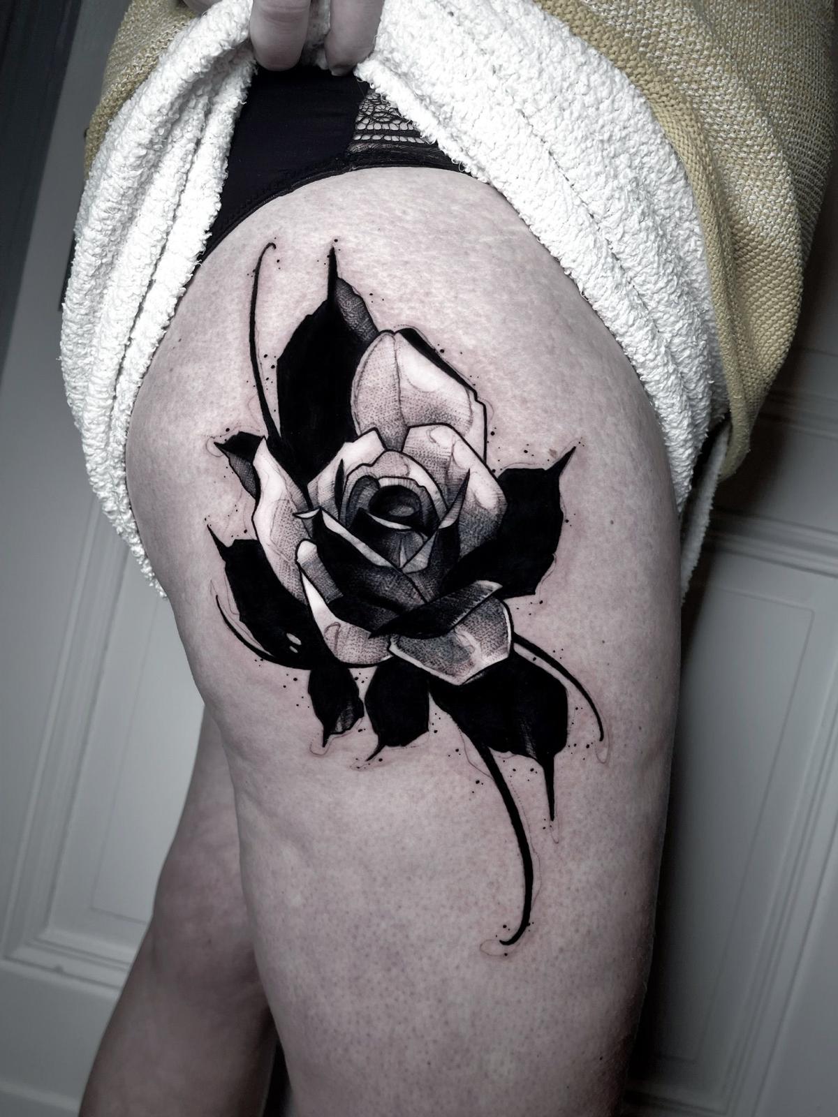 Blackwork Rose mit Negativraum, Oberschenkel-Tattoo