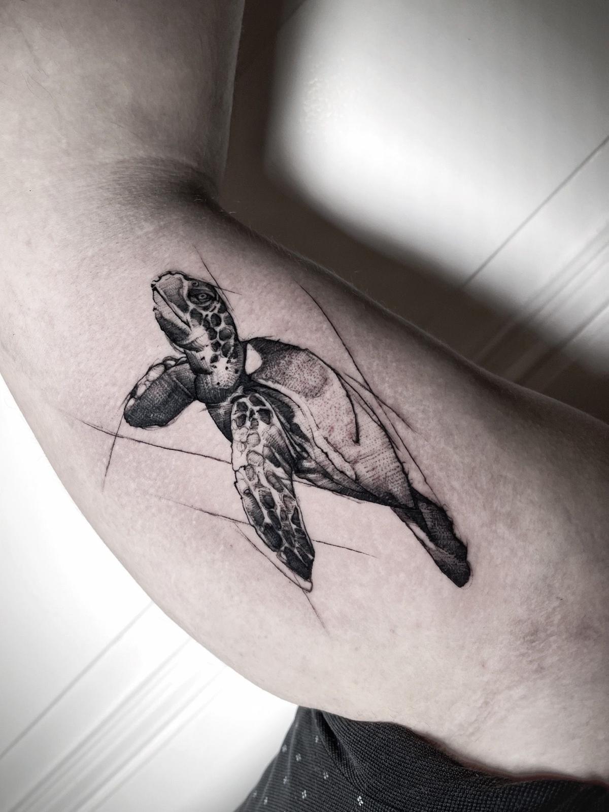 Fine Line Meeresschildkröte, Oberarm-Tattoo
