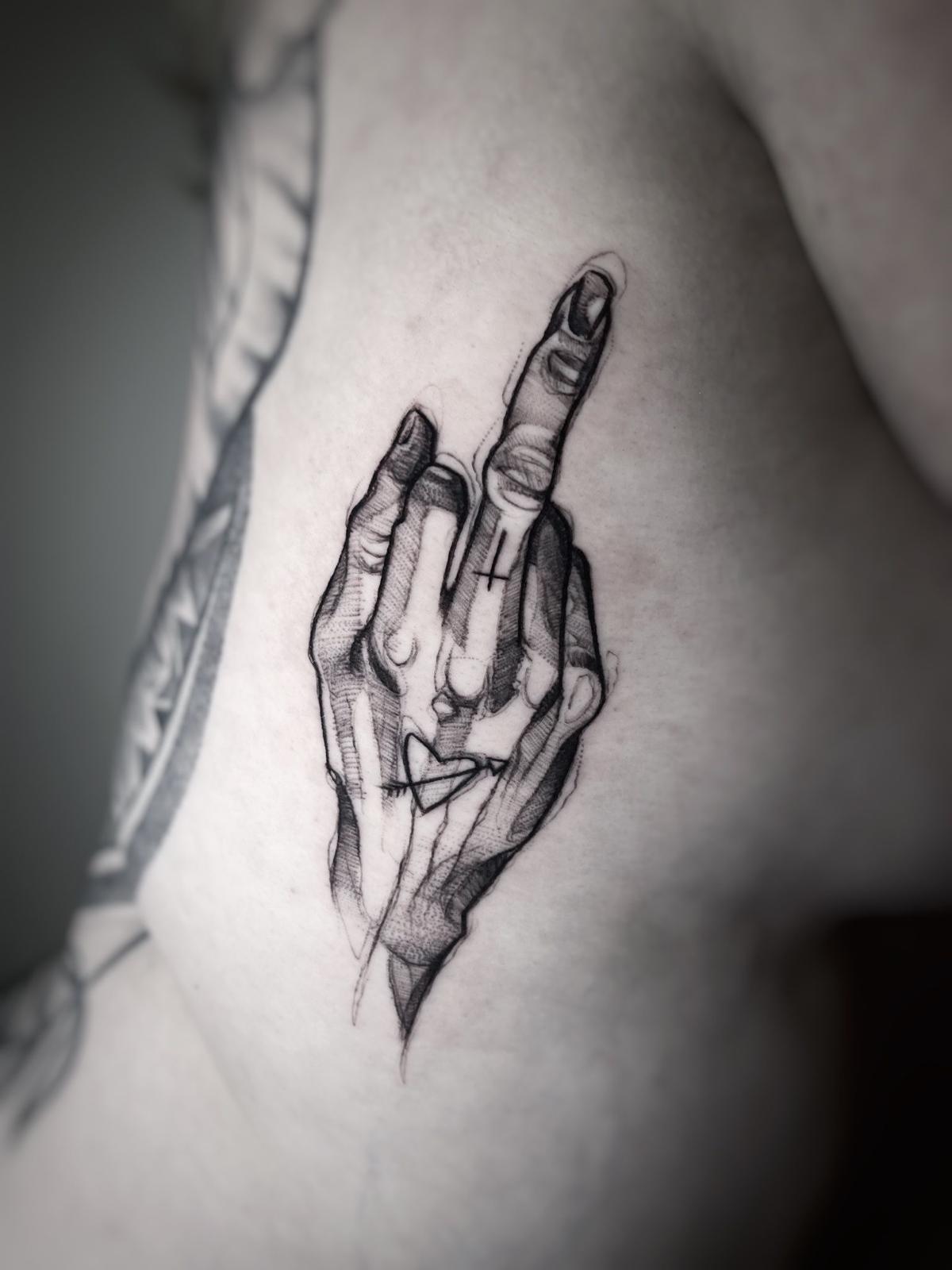 Fine Line Skeletthand mit erhobenem Finger, Rippen-Tattoo