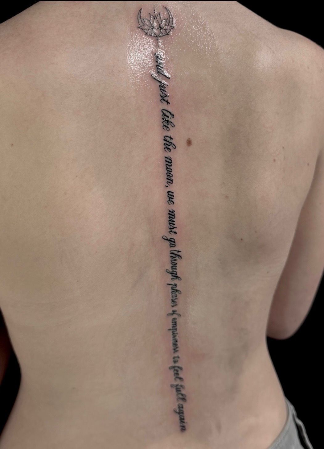 Fine Line Spine-Lettering mit Lotus und Mond, Rücken