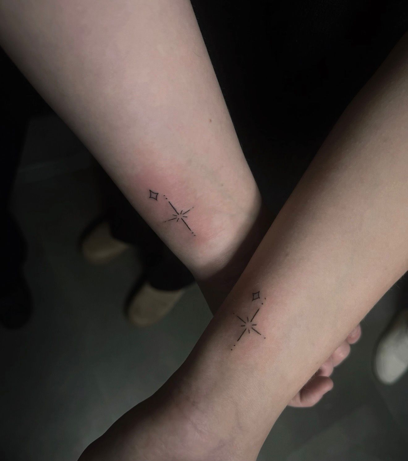 Fine Line Matching Stern-Tattoos auf beiden Armen