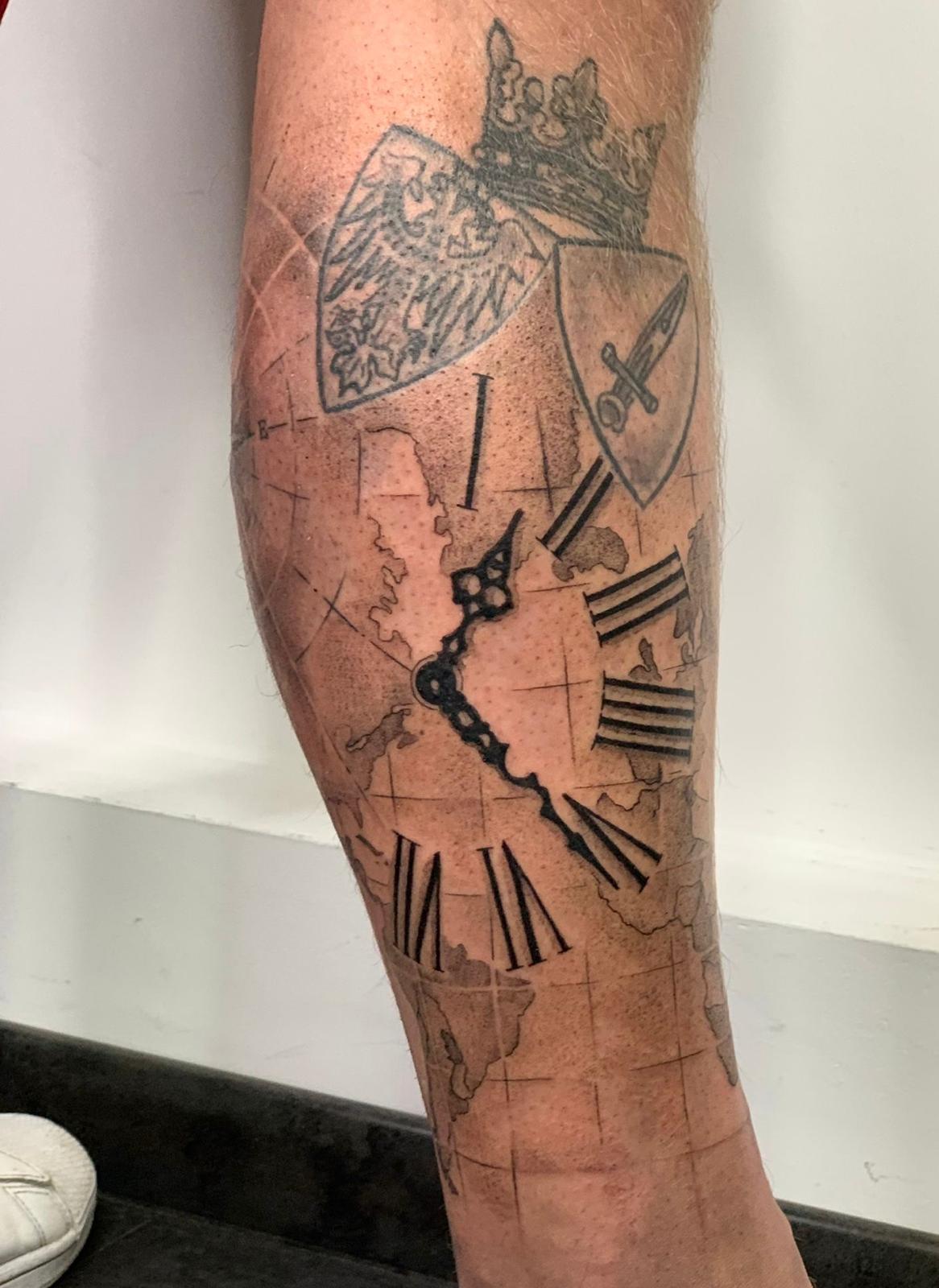 Detaillierte Uhr mit Wappen und Weltkarte, Unterschenkel